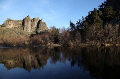 Rivière sauvage et village accroché